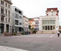 UBRIACO MOLESTA I PASSANTI A PORDENONE, POI SI SCAGLIA CONTRO GLI AGENTI DI POLIZIA